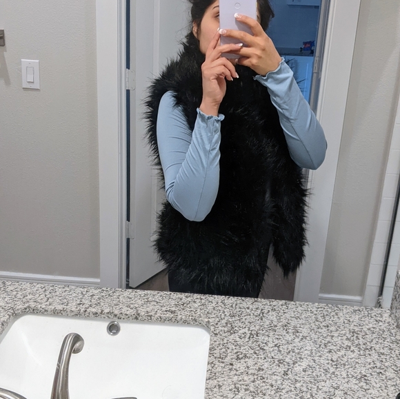 Black Faux fur Vest SMALL - Picture 5 of 6